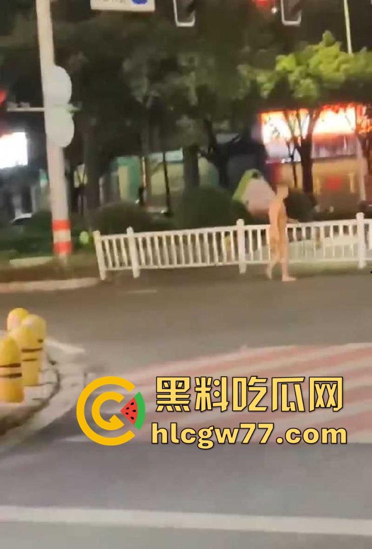 广东揭阳市中心街头惊现男子裸奔，这天气大哥不冷吗？看起来精神不正常  第7张