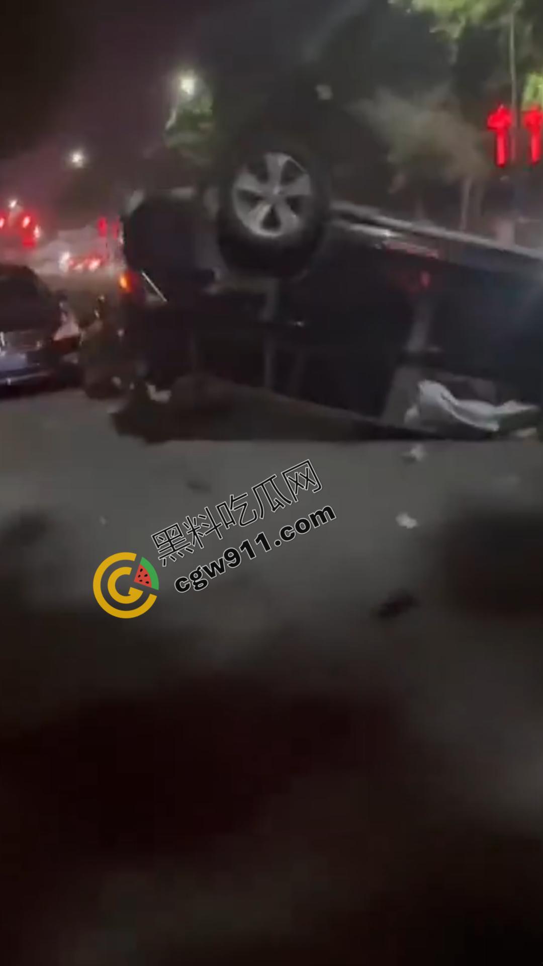 山东聊城酒驾惨祸！一夜间造成8死1伤惨烈场面，路面染血惨不忍睹，令人们悲痛欲绝。  第2张