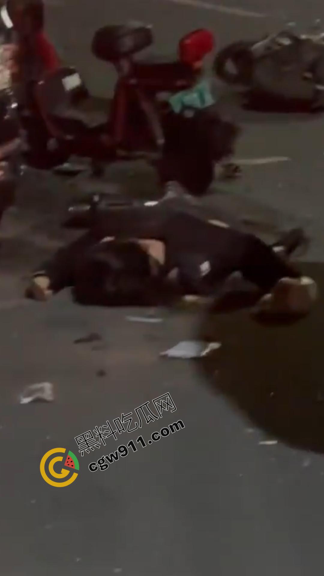 山东聊城酒驾惨祸！一夜间造成8死1伤惨烈场面，路面染血惨不忍睹，令人们悲痛欲绝。  第3张