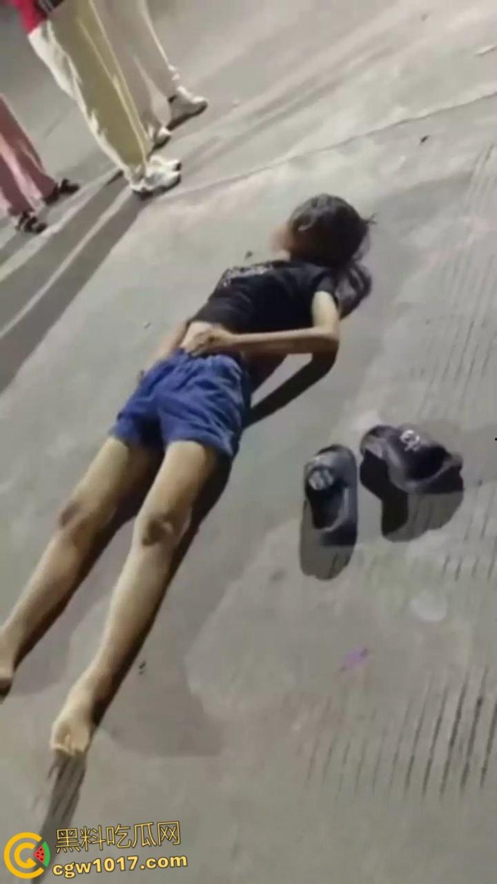 广东省汕头华里西村 ，14岁女孩被4名男生殴打致死，女孩母亲在尸体旁磕头寻求帮忙！  第2张