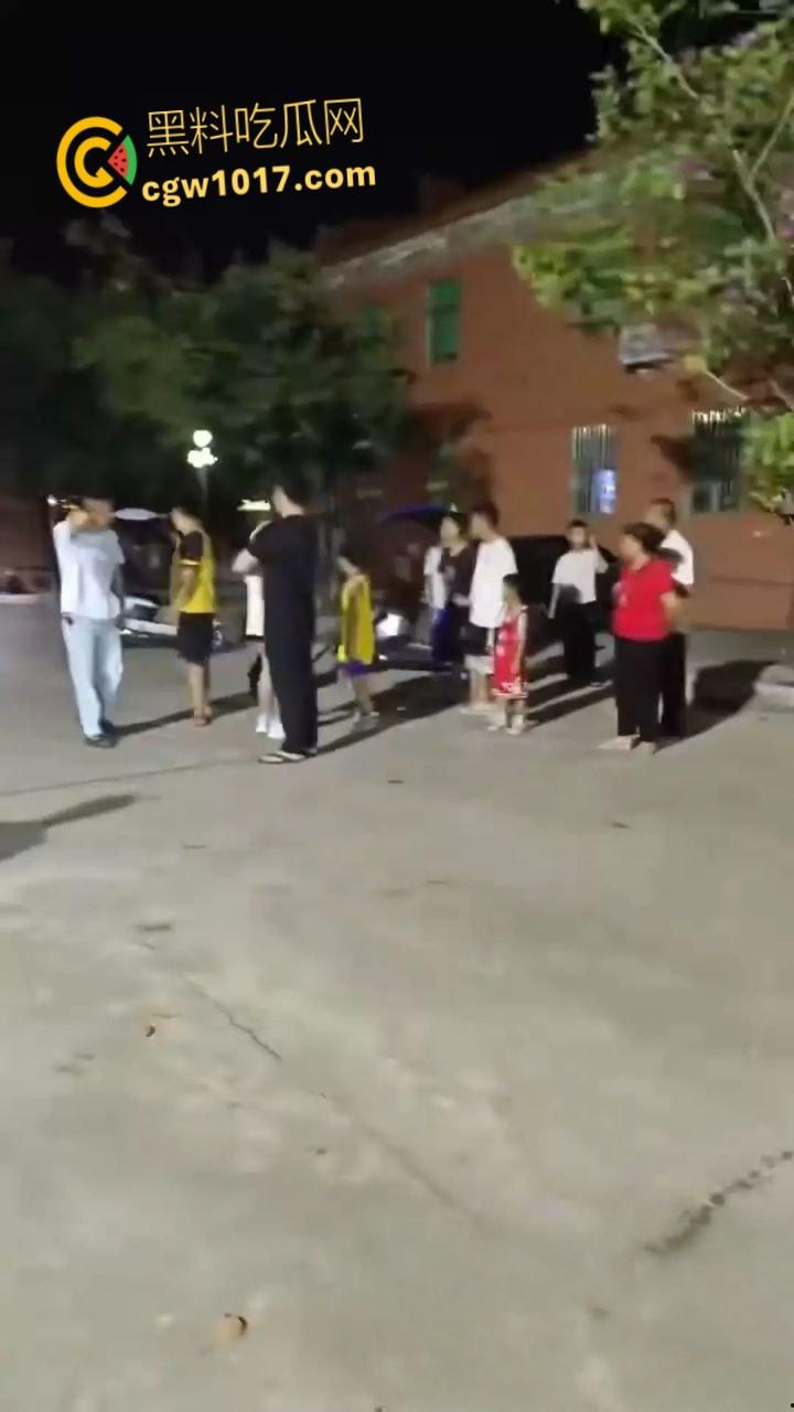 广东省汕头华里西村 ，14岁女孩被4名男生殴打致死，女孩母亲在尸体旁磕头寻求帮忙！  第8张