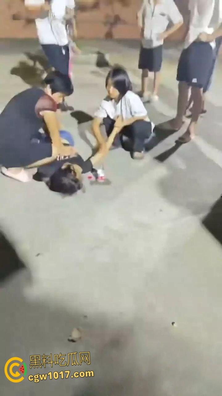 广东省汕头华里西村 ，14岁女孩被4名男生殴打致死，女孩母亲在尸体旁磕头寻求帮忙！  第9张