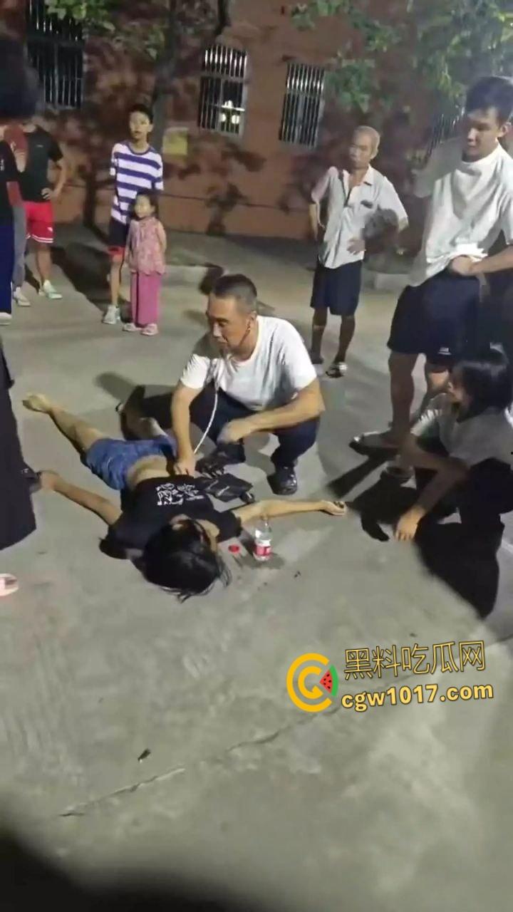 广东省汕头华里西村 ，14岁女孩被4名男生殴打致死，女孩母亲在尸体旁磕头寻求帮忙！  第10张