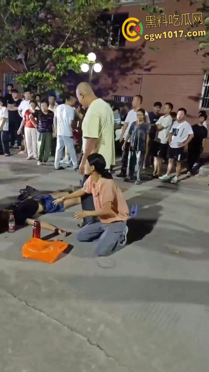 广东省汕头华里西村 ，14岁女孩被4名男生殴打致死，女孩母亲在尸体旁磕头寻求帮忙！  第11张