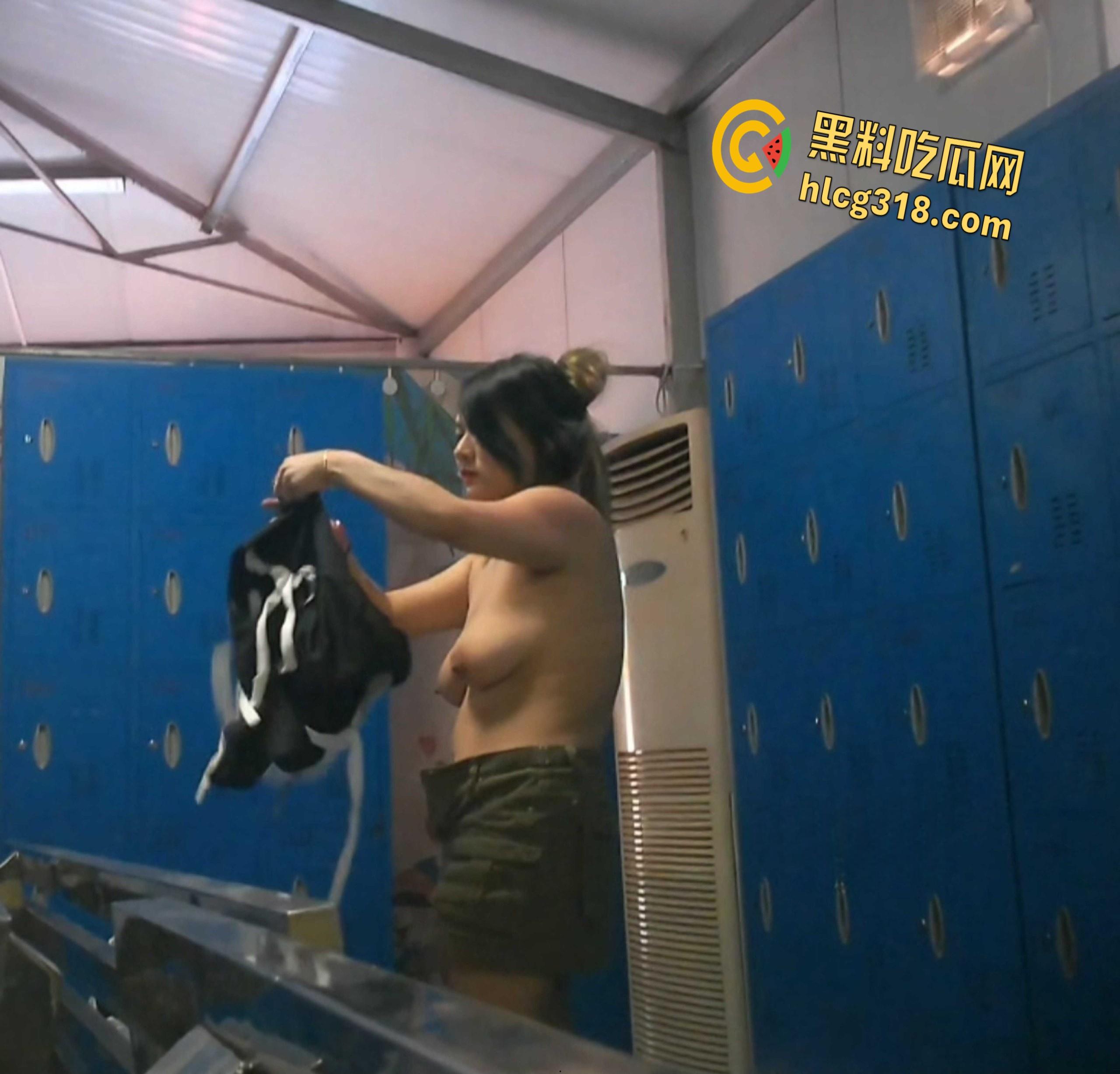 大神偷拍某水上乐园更衣室，多位美乳妹子极品少妇, 偷拍性感酮体换衣过程 !  第3张