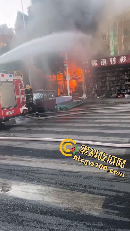 郑州东建材突发火灾，现场浓烟滚滚，火舌漫天，多视角现场直击，这会老板估计还在闷闷哭  第3张