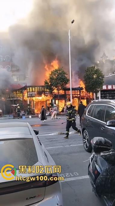 郑州东建材突发火灾，现场浓烟滚滚，火舌漫天，多视角现场直击，这会老板估计还在闷闷哭  第7张