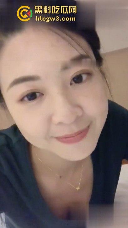 德州反差母狗人妻【胡梦琪】不雅视频炸裂流出，狗链拴脖撅臀发情，骑乘位被狂打桩叫声浪翻天！  第1张