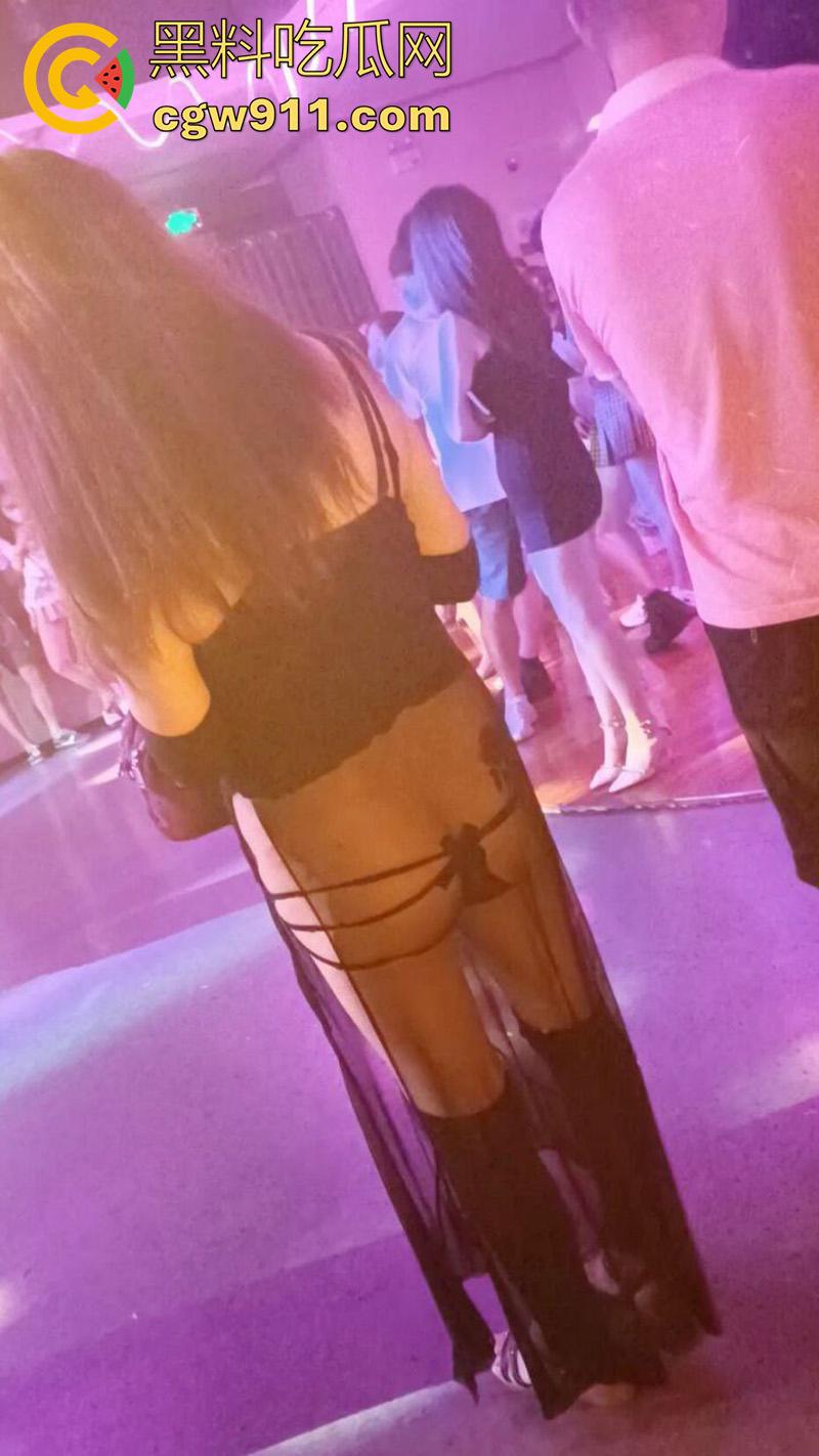 十元三曲随便摸，男人的天堂砂舞厅偷拍合集，关灯后淫乱抓奶抠逼摸屌，加钱还能打站桩，极品美女和嫩妹随便玩！  第1张