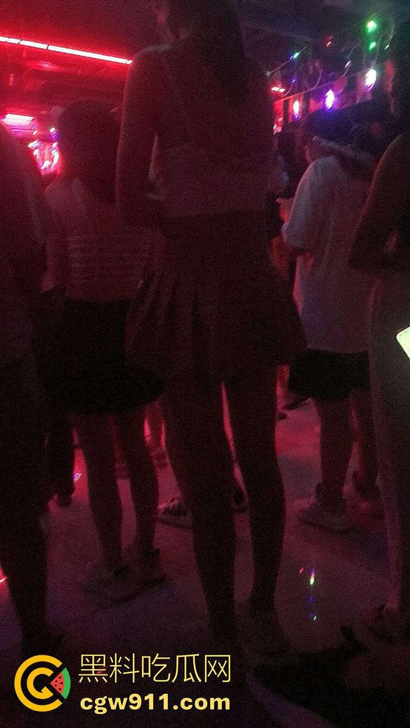 十元三曲随便摸，男人的天堂砂舞厅偷拍合集，关灯后淫乱抓奶抠逼摸屌，加钱还能打站桩，极品美女和嫩妹随便玩！  第2张