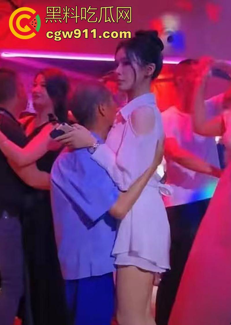 十元三曲随便摸，男人的天堂砂舞厅偷拍合集，关灯后淫乱抓奶抠逼摸屌，加钱还能打站桩，极品美女和嫩妹随便玩！  第3张