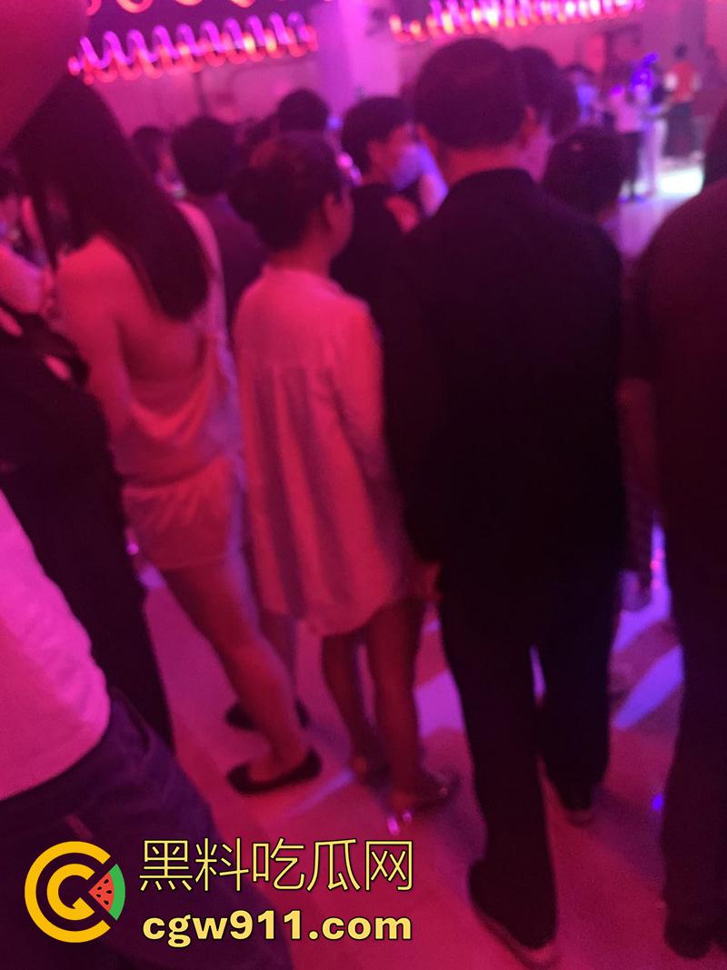 十元三曲随便摸，男人的天堂砂舞厅偷拍合集，关灯后淫乱抓奶抠逼摸屌，加钱还能打站桩，极品美女和嫩妹随便玩！  第12张