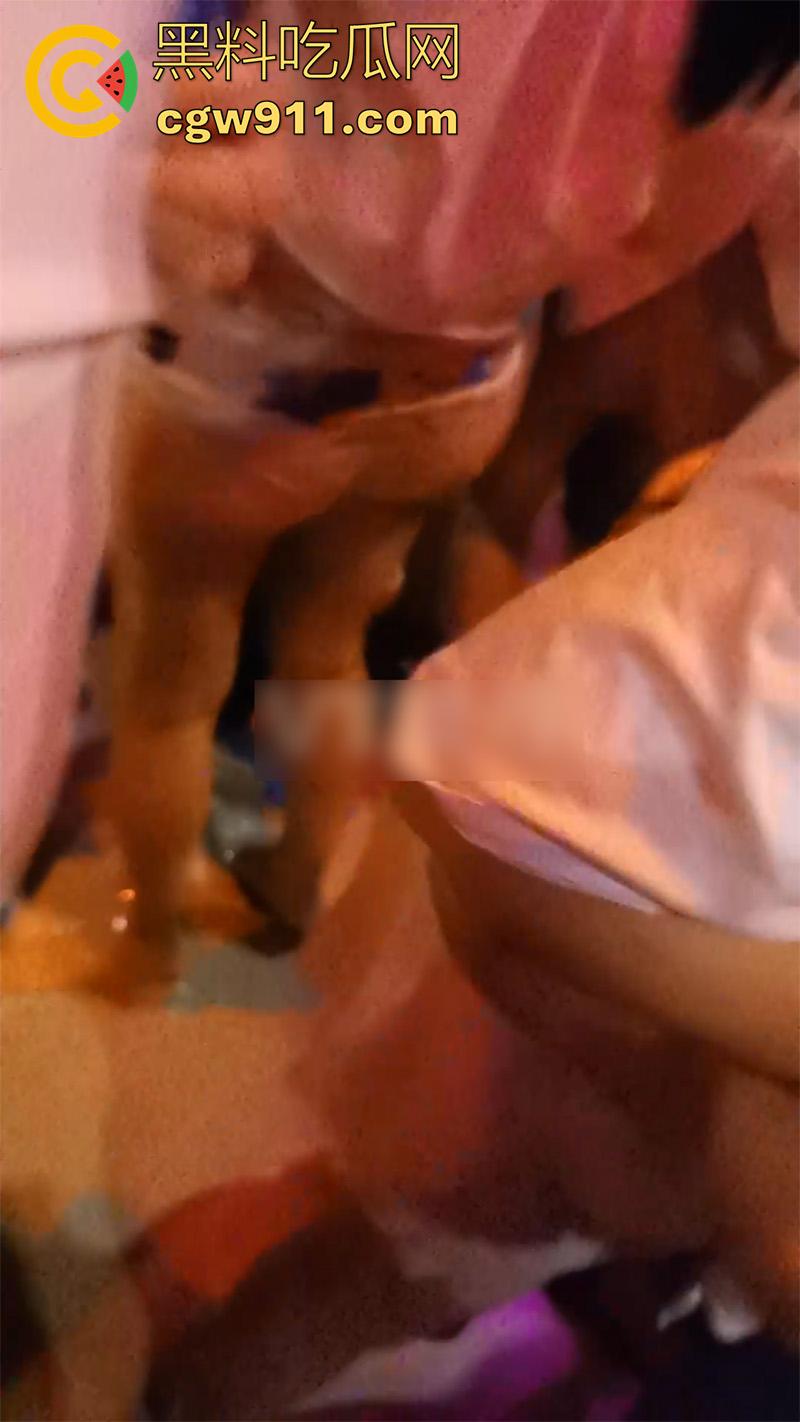 十元三曲随便摸，男人的天堂砂舞厅偷拍合集，关灯后淫乱抓奶抠逼摸屌，加钱还能打站桩，极品美女和嫩妹随便玩！  第14张