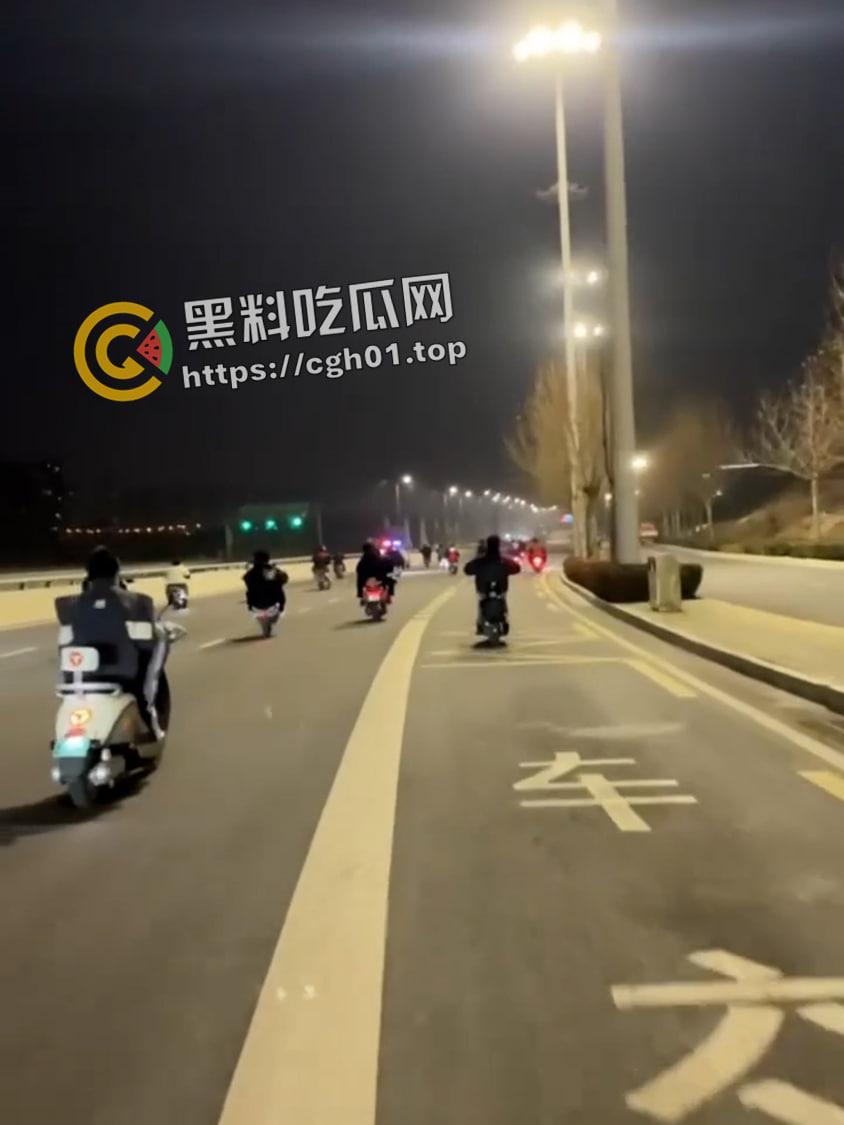 郑州精神小伙半夜鬼火炸街 挑衅交警 追后大混战 中国也有自己的佛罗里达州  第3张