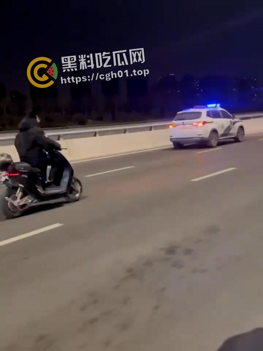 郑州精神小伙半夜鬼火炸街 挑衅交警 追后大混战 中国也有自己的佛罗里达州  第4张