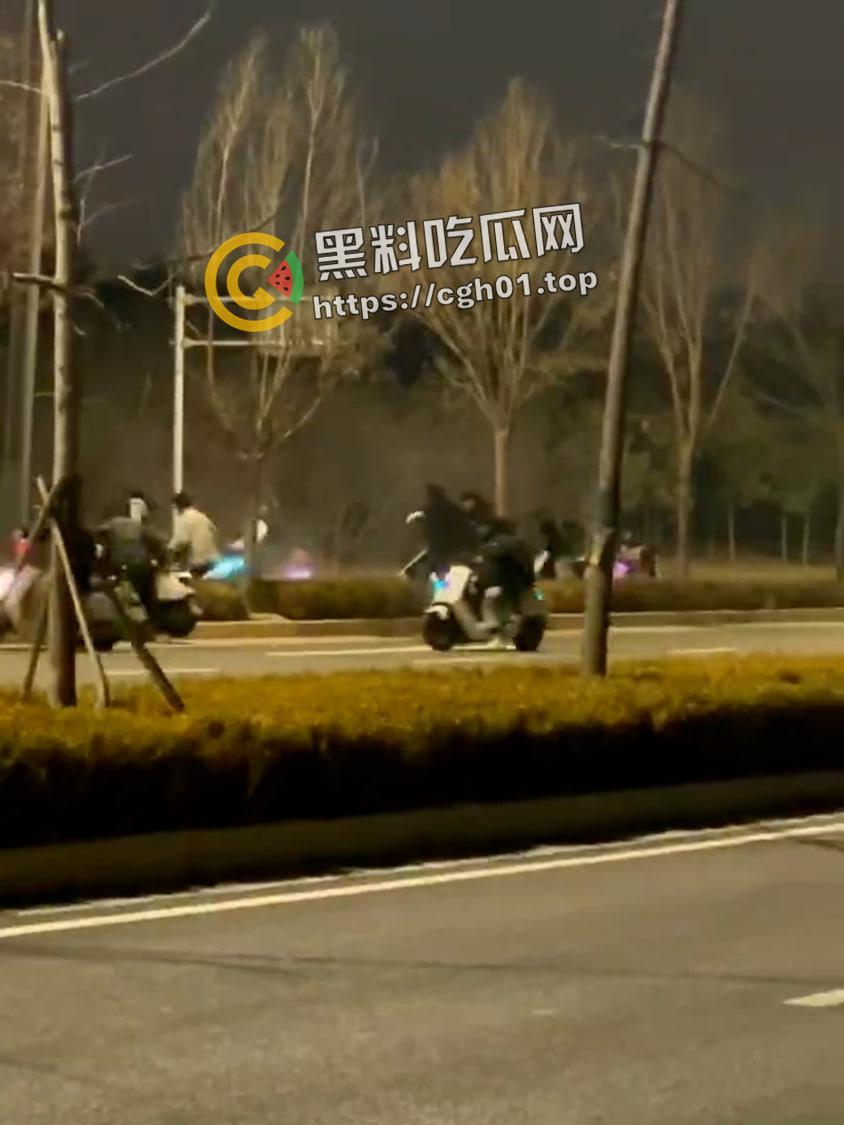 郑州精神小伙半夜鬼火炸街 挑衅交警 追后大混战 中国也有自己的佛罗里达州  第6张