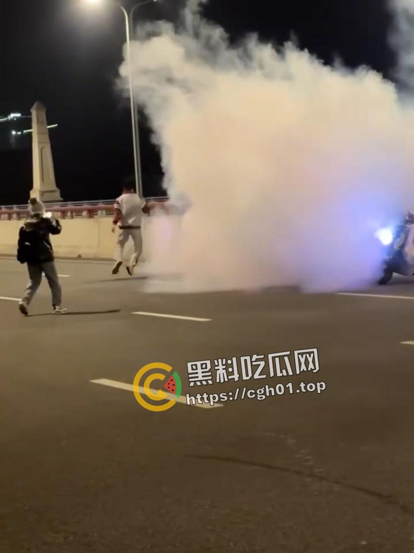 郑州精神小伙半夜鬼火炸街 挑衅交警 追后大混战 中国也有自己的佛罗里达州  第7张