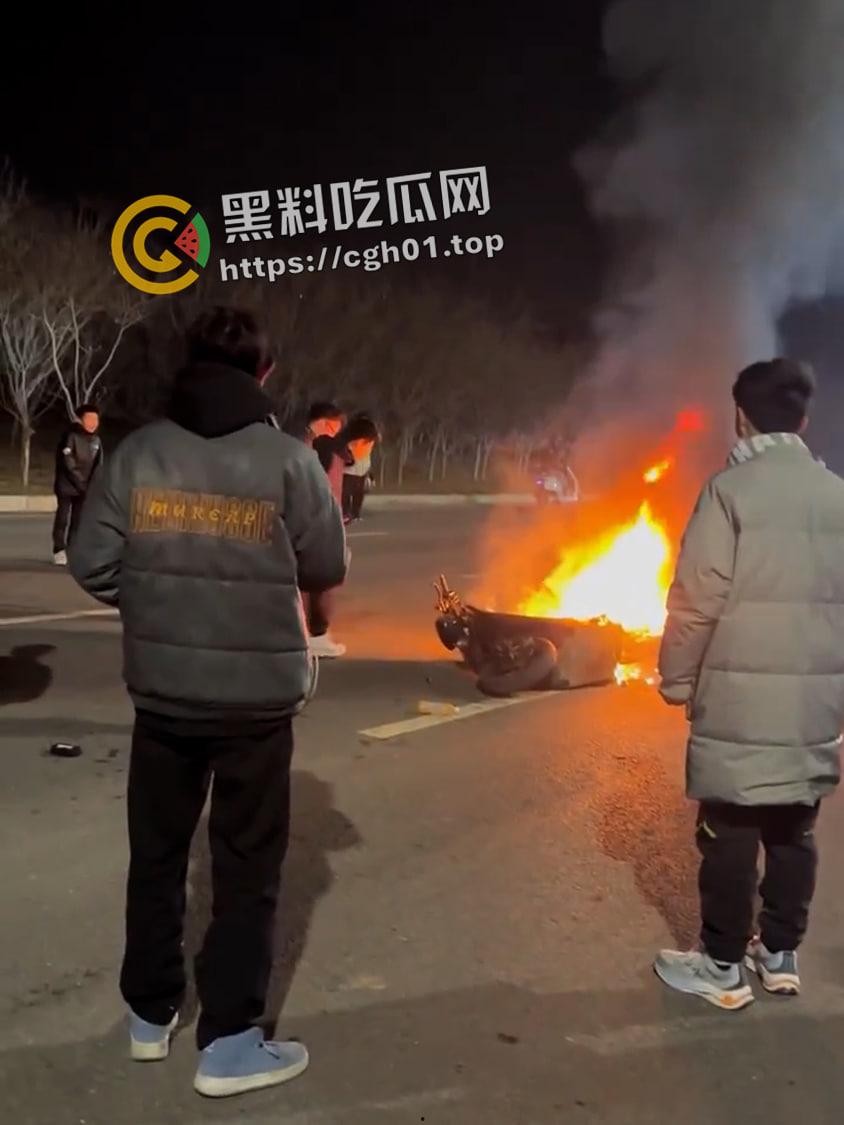 郑州精神小伙半夜鬼火炸街 挑衅交警 追后大混战 中国也有自己的佛罗里达州  第9张