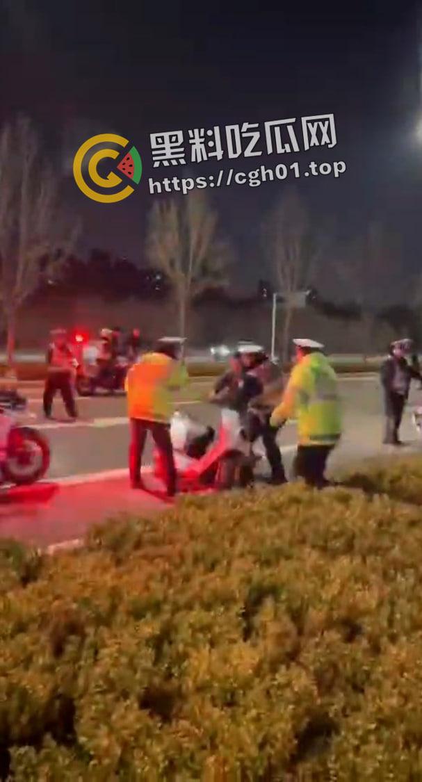 郑州精神小伙半夜鬼火炸街 挑衅交警 追后大混战 中国也有自己的佛罗里达州  第10张