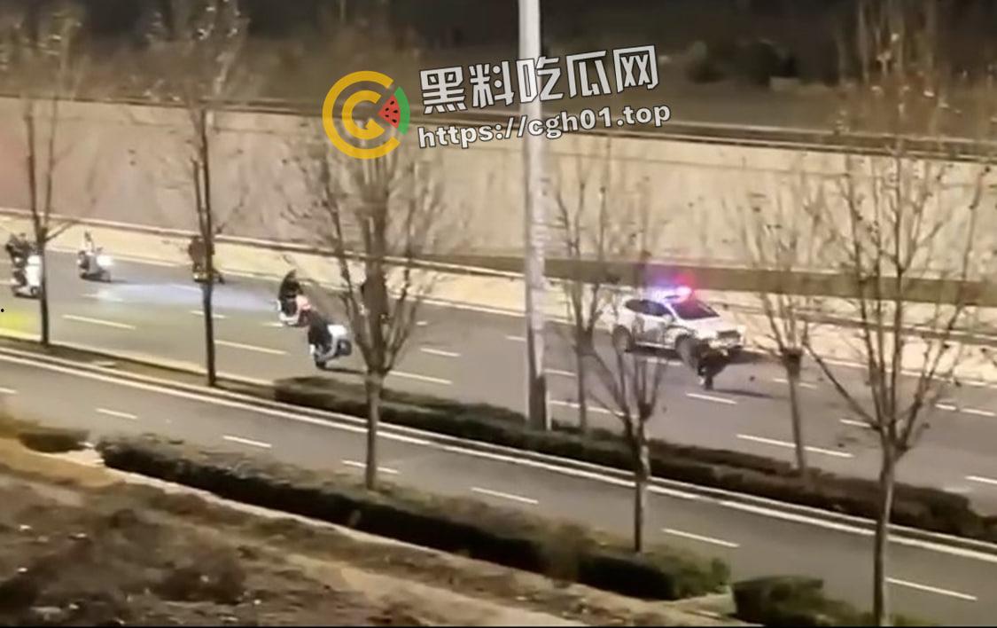 郑州精神小伙半夜鬼火炸街 挑衅交警 追后大混战 中国也有自己的佛罗里达州  第14张