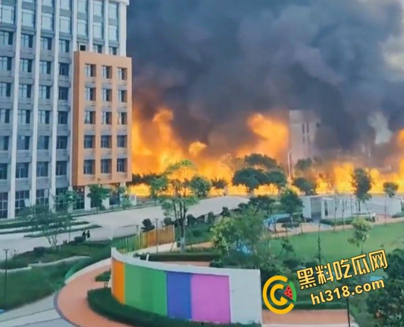 福清厂房大火黑烟吞没半城，黑烟冲天形势严峻，消防硬汉玩命压火硬刚，黑烟抢救零伤亡！  第7张