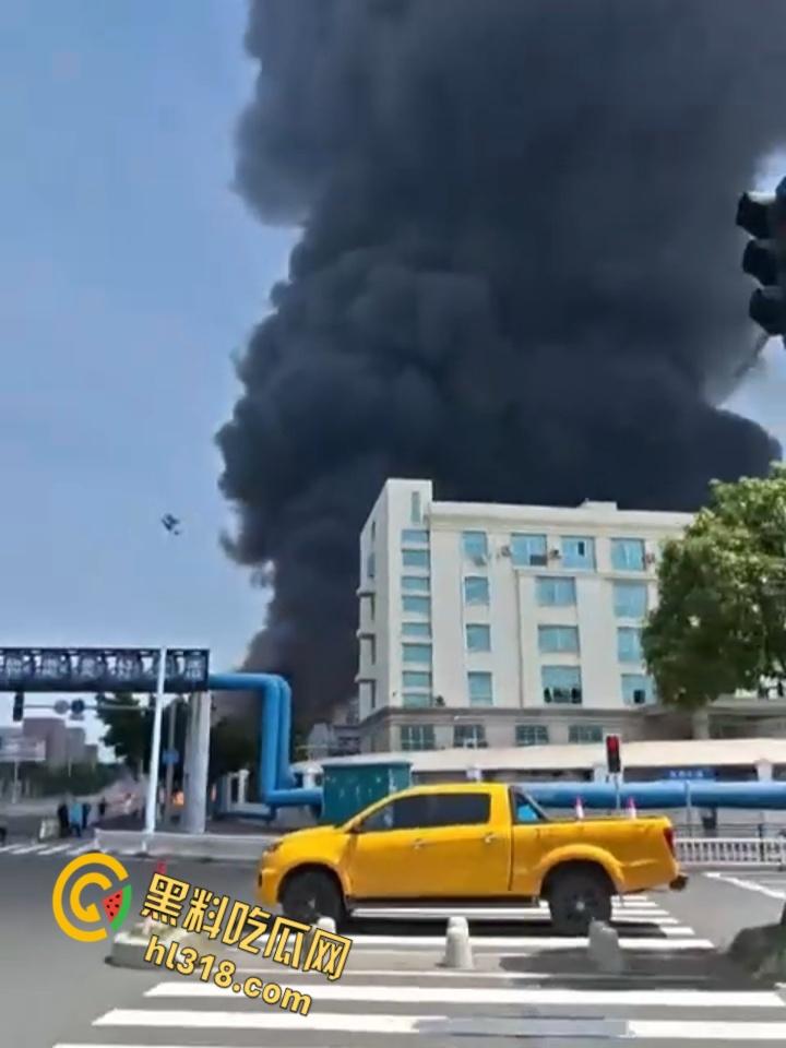 福清厂房大火黑烟吞没半城，黑烟冲天形势严峻，消防硬汉玩命压火硬刚，黑烟抢救零伤亡！  第9张