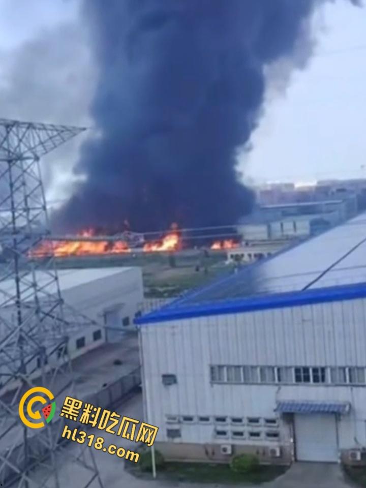 福清厂房大火黑烟吞没半城，黑烟冲天形势严峻，消防硬汉玩命压火硬刚，黑烟抢救零伤亡！  第10张