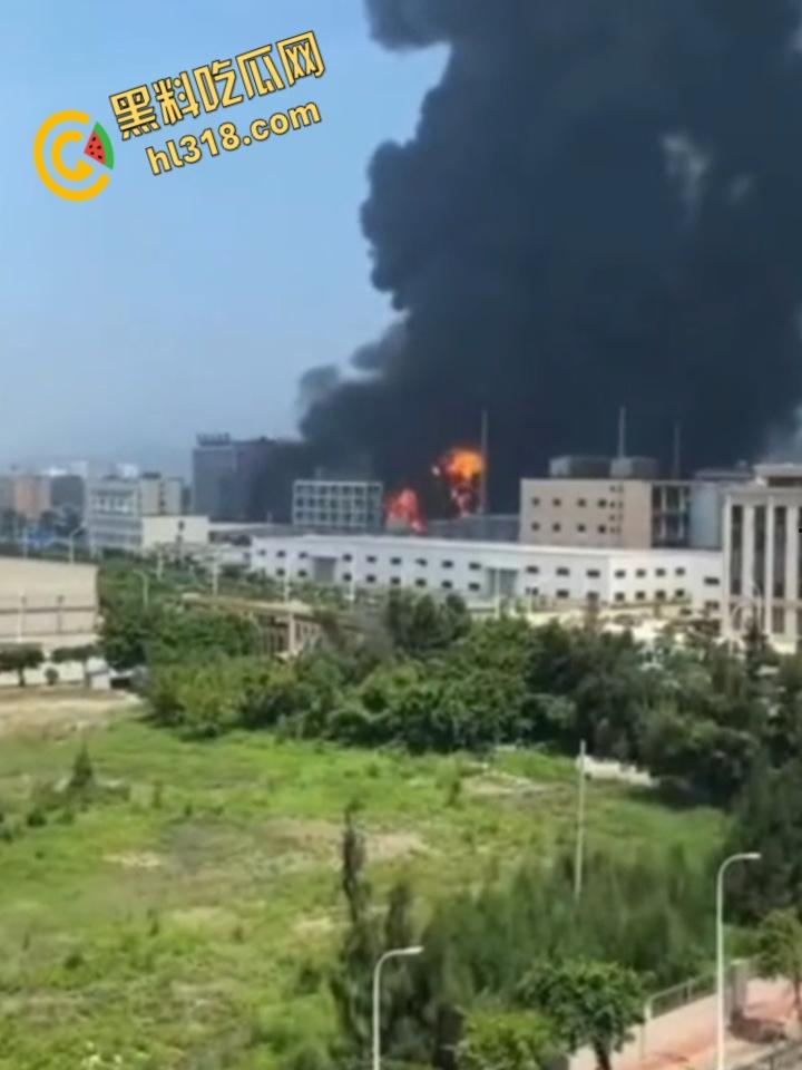 福清厂房大火黑烟吞没半城，黑烟冲天形势严峻，消防硬汉玩命压火硬刚，黑烟抢救零伤亡！  第11张
