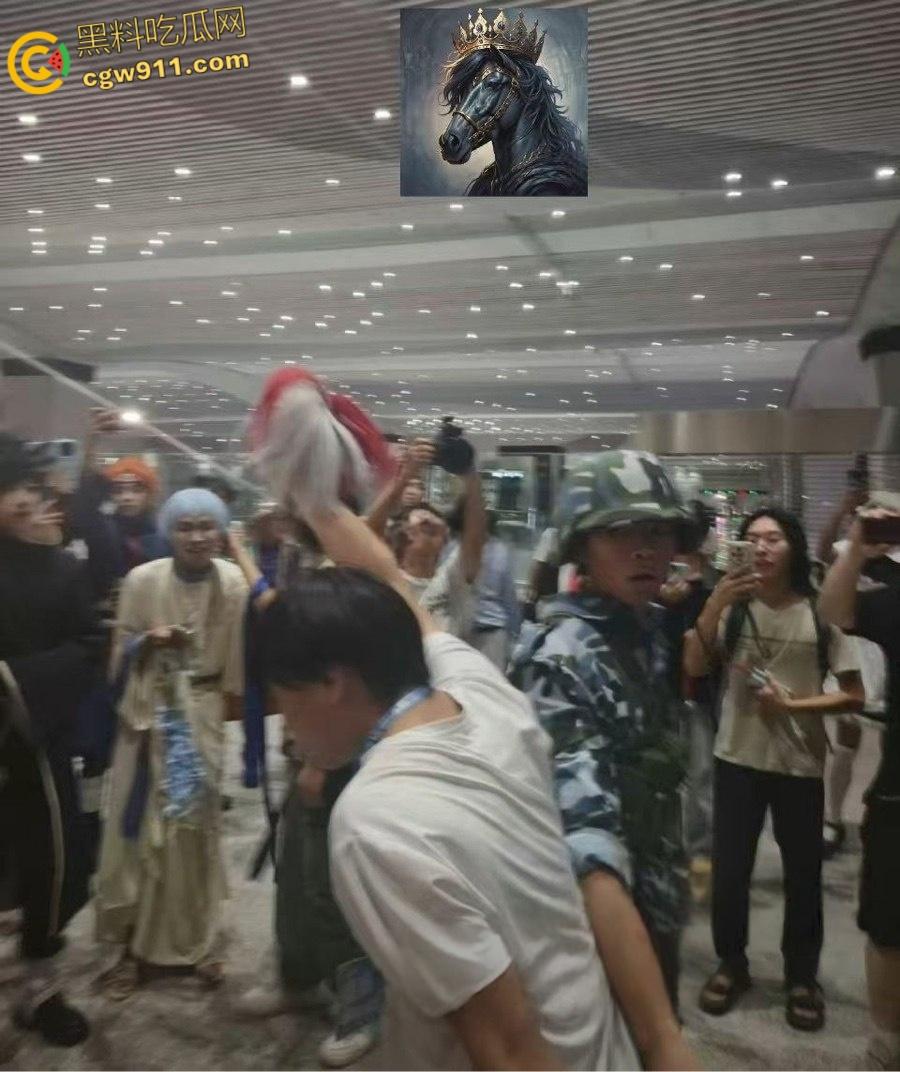 成都动漫展爆冲突，作者涉嫌洗白731部队罪行，cos男子被围堵怒摘假发，现场群情激愤唱爱国歌 ！  第2张