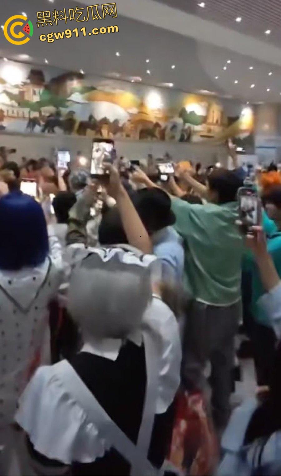 成都动漫展爆冲突，作者涉嫌洗白731部队罪行，cos男子被围堵怒摘假发，现场群情激愤唱爱国歌 ！  第5张