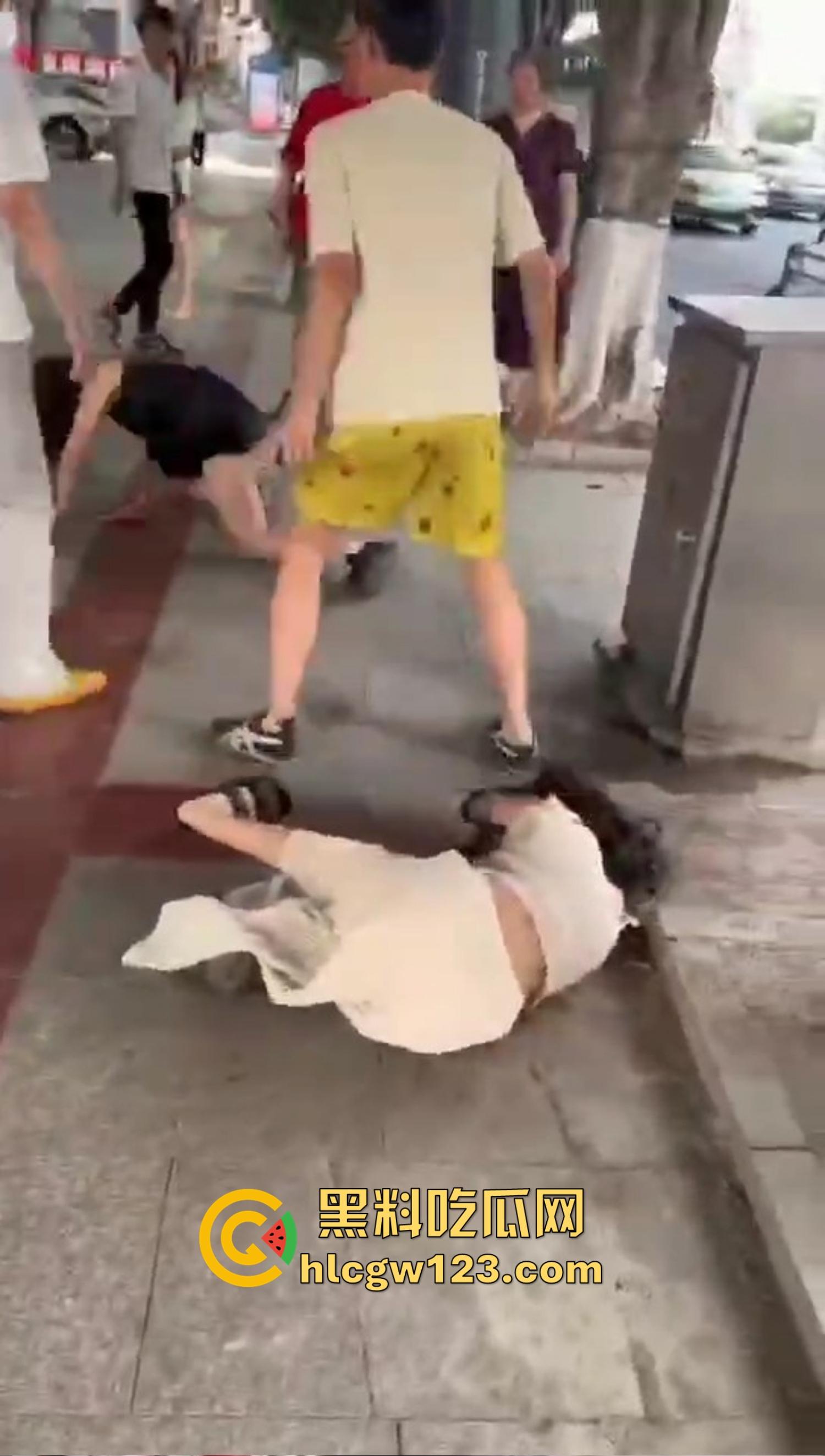 重庆精神小妹街头上演手起刀落，直接拿美工刀往脖子招呼，疯得不是一般狠！  第6张