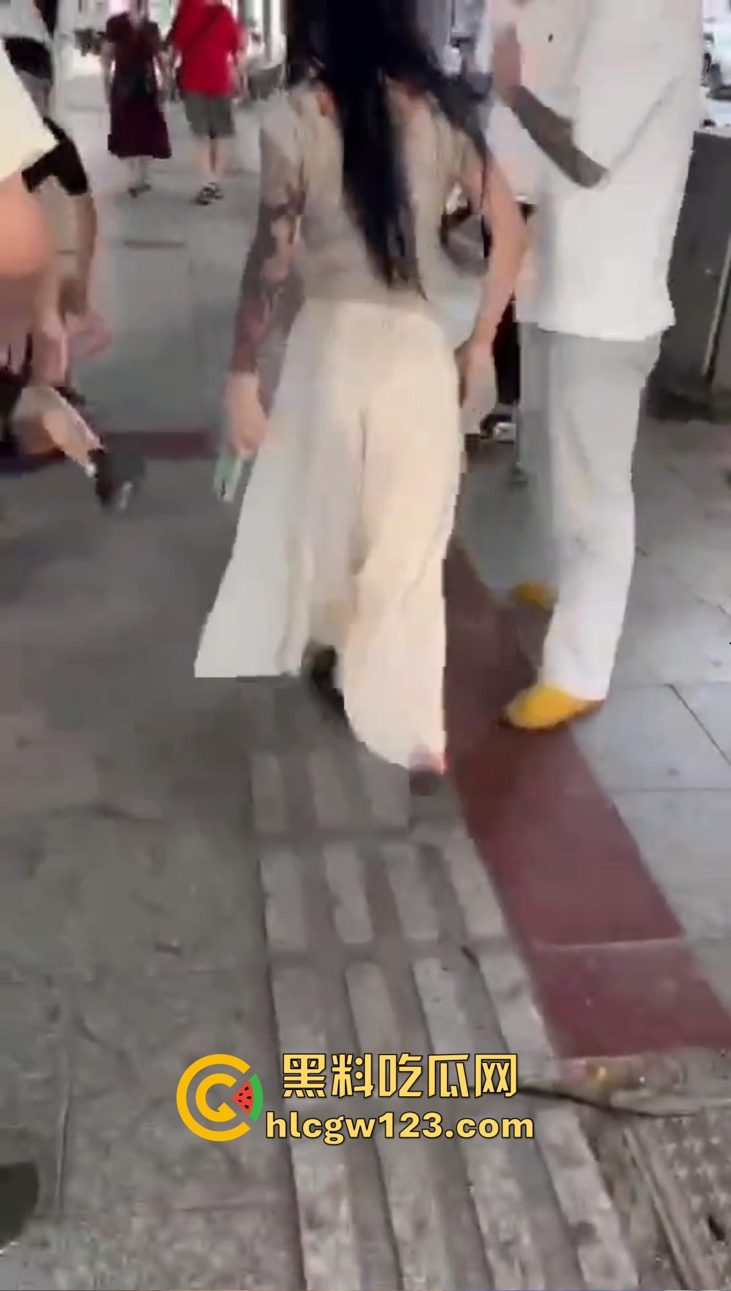 重庆精神小妹街头上演手起刀落，直接拿美工刀往脖子招呼，疯得不是一般狠！  第7张