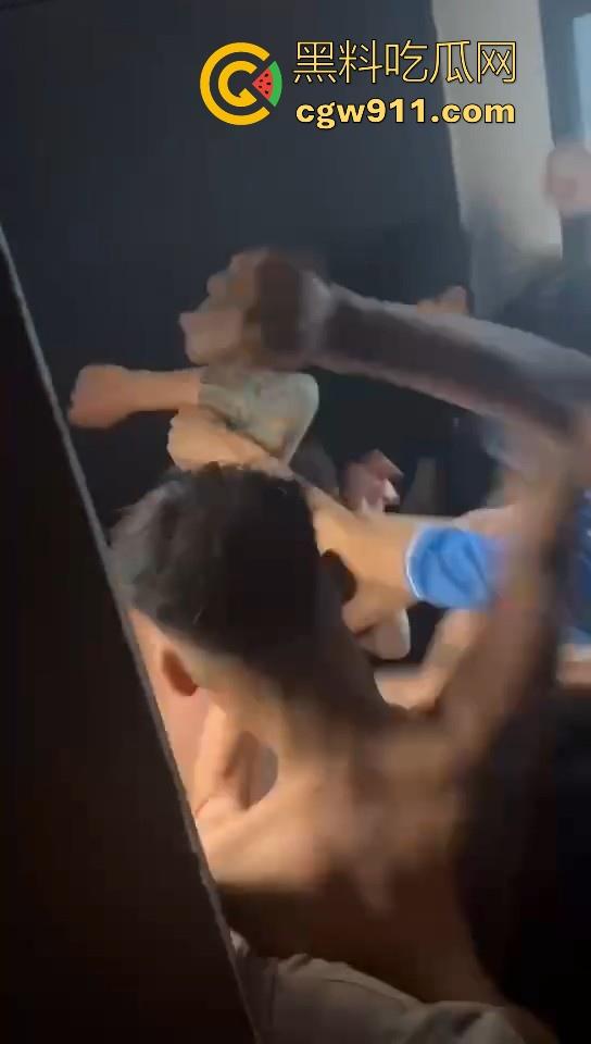 某职业学校宿舍爆发大型战斗，现场极其混乱，都是精神小伙拳拳到肉，感觉不到疼痛，堪称少林十八铜人！  第6张