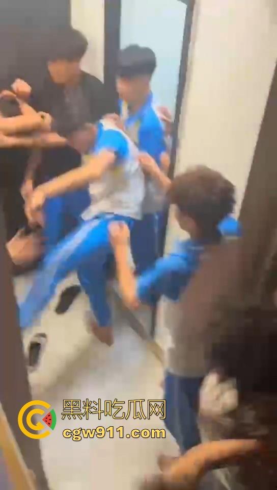 某职业学校宿舍爆发大型战斗，现场极其混乱，都是精神小伙拳拳到肉，感觉不到疼痛，堪称少林十八铜人！  第8张
