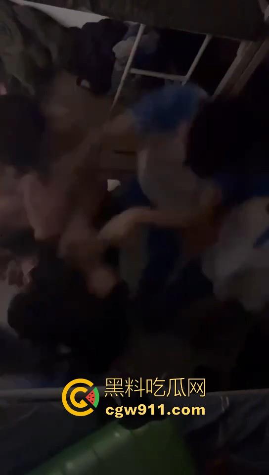 某职业学校宿舍爆发大型战斗，现场极其混乱，都是精神小伙拳拳到肉，感觉不到疼痛，堪称少林十八铜人！  第10张