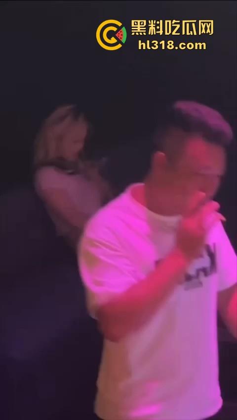 极品酒吧营销性情大发！逼痒没人玩，索性找了个找个角落自己玩，现场脱裤抠逼自慰，边玩还边录，骚的一批！  第3张