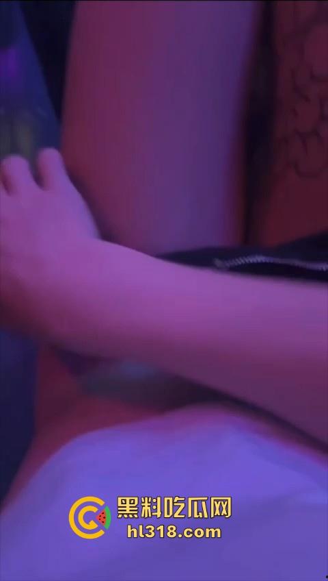 极品酒吧营销性情大发！逼痒没人玩，索性找了个找个角落自己玩，现场脱裤抠逼自慰，边玩还边录，骚的一批！  第7张