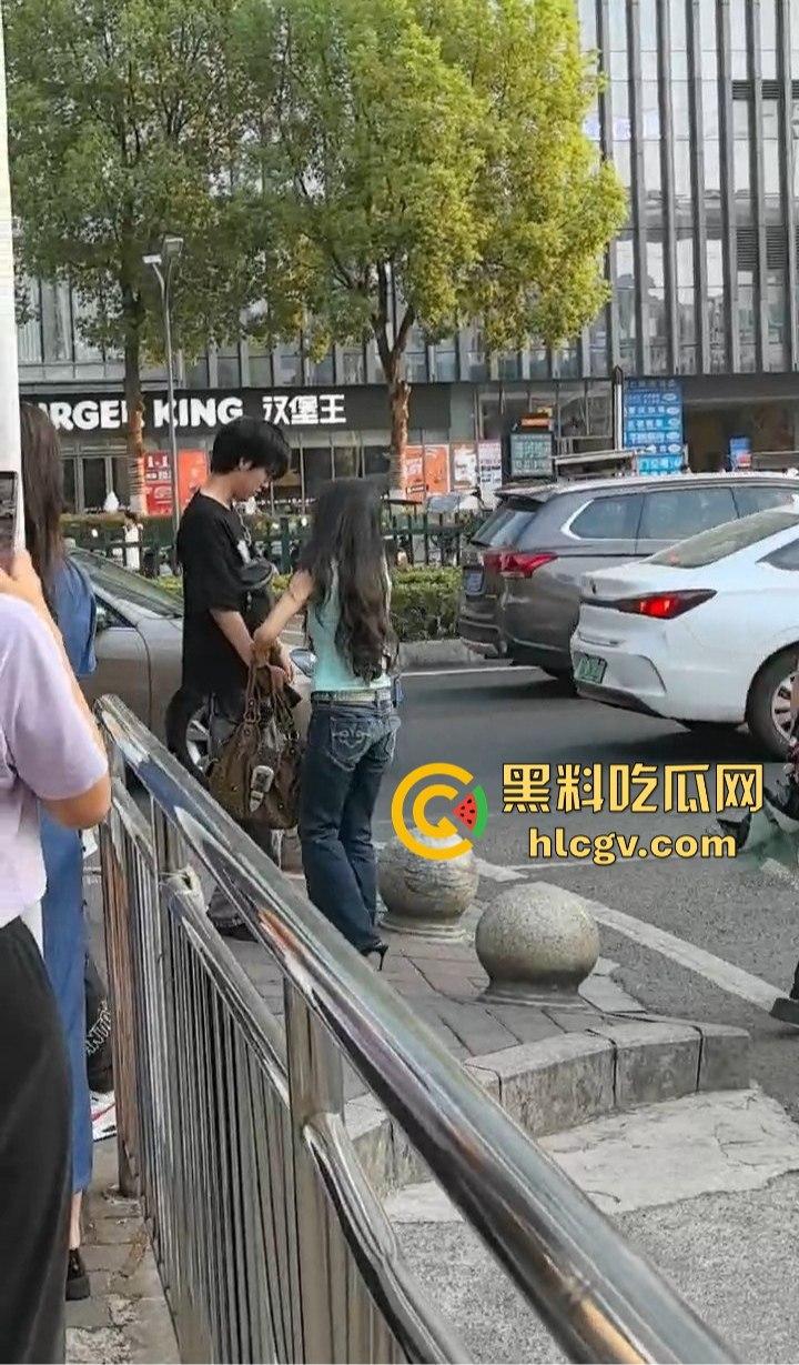 重庆渣男多次出轨被女友当街教训！肘击扇脸一顿狂揍，高跟鞋拔子差点上脸，最后道歉还发QQ空间！  第10张