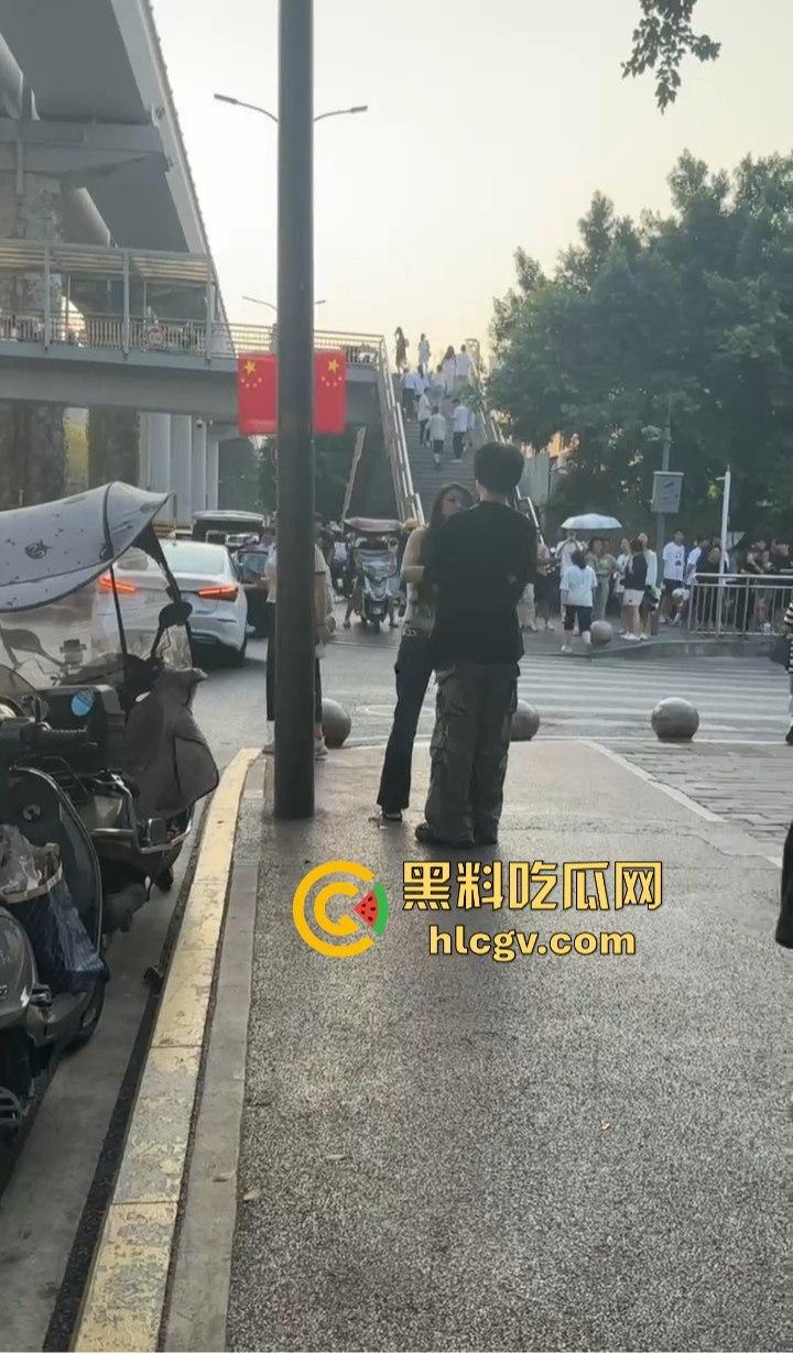 重庆渣男多次出轨被女友当街教训！肘击扇脸一顿狂揍，高跟鞋拔子差点上脸，最后道歉还发QQ空间！  第11张