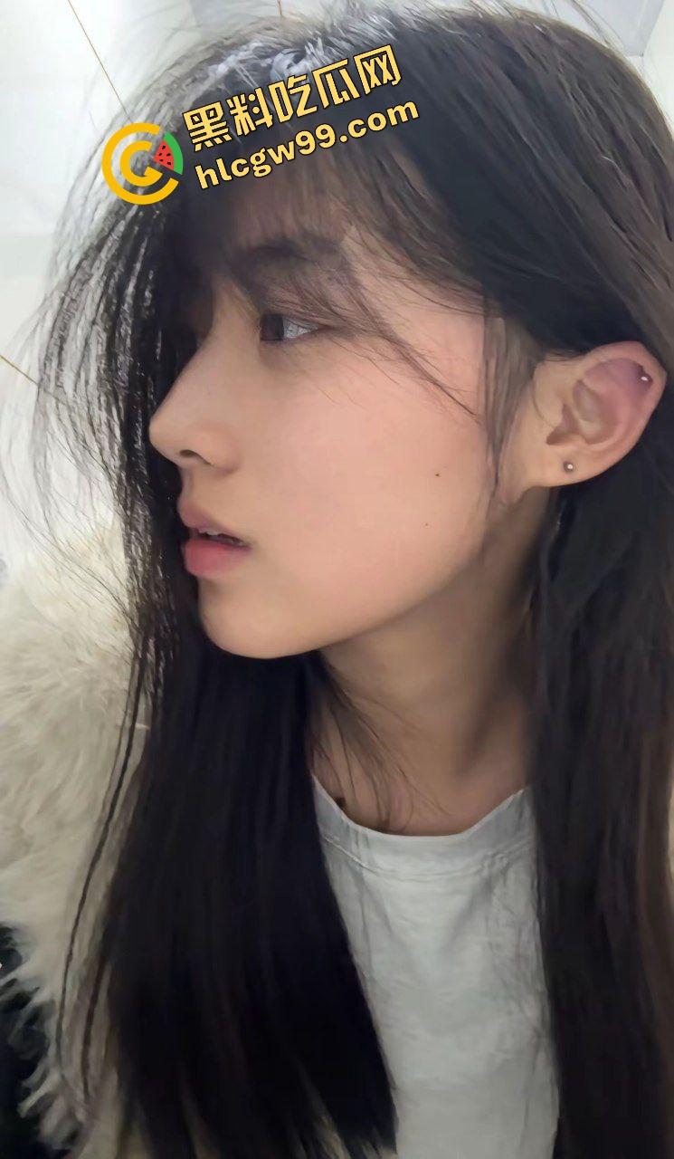 抖音清纯嫩妹反差女同【忧】私底下竟带着闺蜜一起约炮大哥，刺激深喉口爆淫荡双飞！  第3张