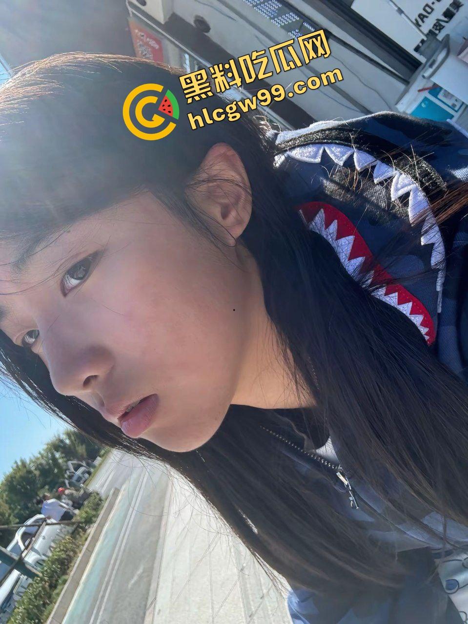 抖音清纯嫩妹反差女同【忧】私底下竟带着闺蜜一起约炮大哥，刺激深喉口爆淫荡双飞！  第4张