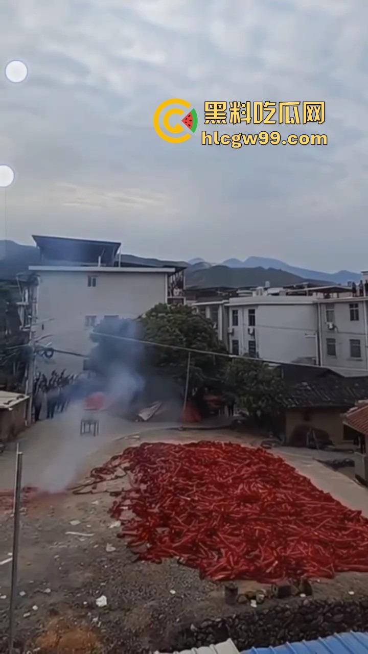 福建泉州村民豪横迎元宵，一村子的鞭炮堆一起炸 烟雾蘑菇云腾空而起 现场气势堪比小型核试验！  第3张