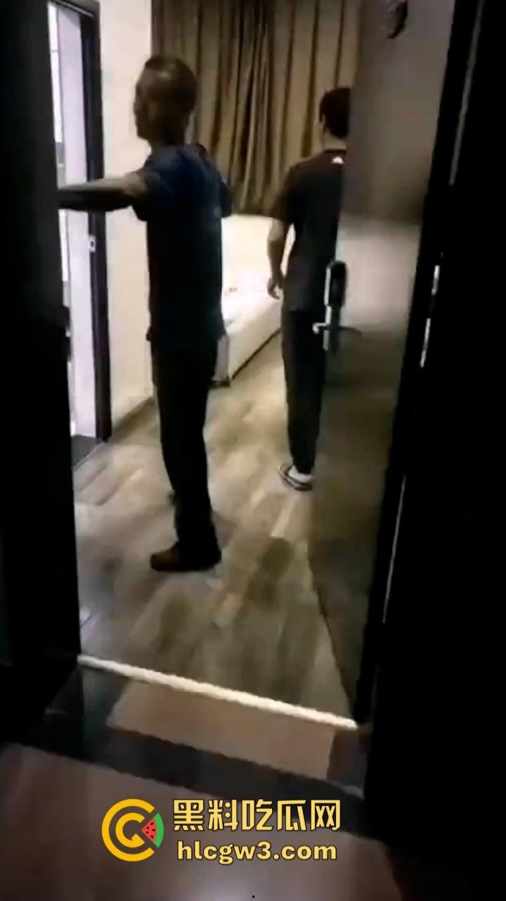 出轨遇到真爱 淫妇舍命护奸夫 济南电视台主持人【张昕雨】出轨宣传部长赵民被捉奸在床 表面丝毫不慌还让在场男人欣赏她的大乳房  第11张