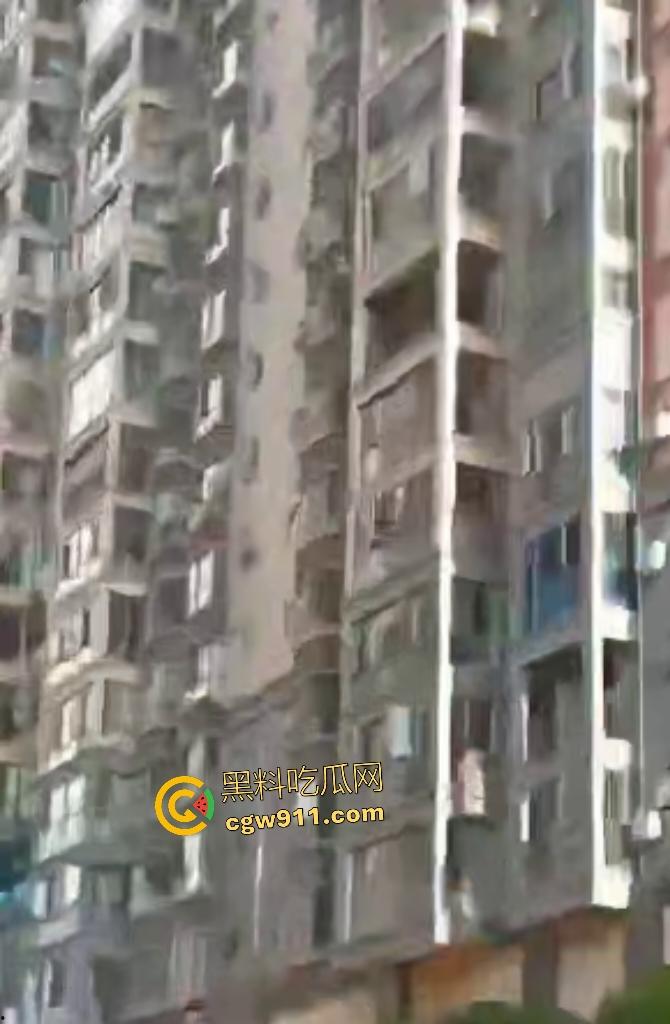 湖南武冈新广场跳楼惨剧！少女与姐姐吵架跳楼，围观万人悲喊“不要跳”，最后充气垫救命还是断腿！  第2张