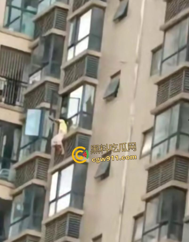 湖南武冈新广场跳楼惨剧！少女与姐姐吵架跳楼，围观万人悲喊“不要跳”，最后充气垫救命还是断腿！  第3张