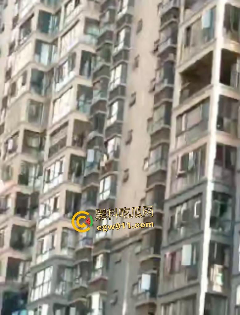 湖南武冈新广场跳楼惨剧！少女与姐姐吵架跳楼，围观万人悲喊“不要跳”，最后充气垫救命还是断腿！  第4张