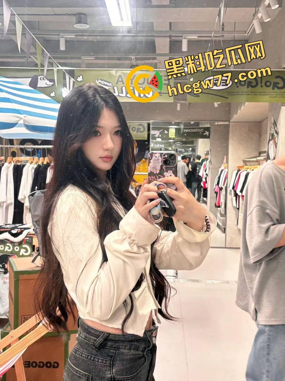 西河舔狗丈夫自愿请人干老婆『顾晚晴』牛仔裤下一甩翘臀，想草的单男报名排队！  第4张