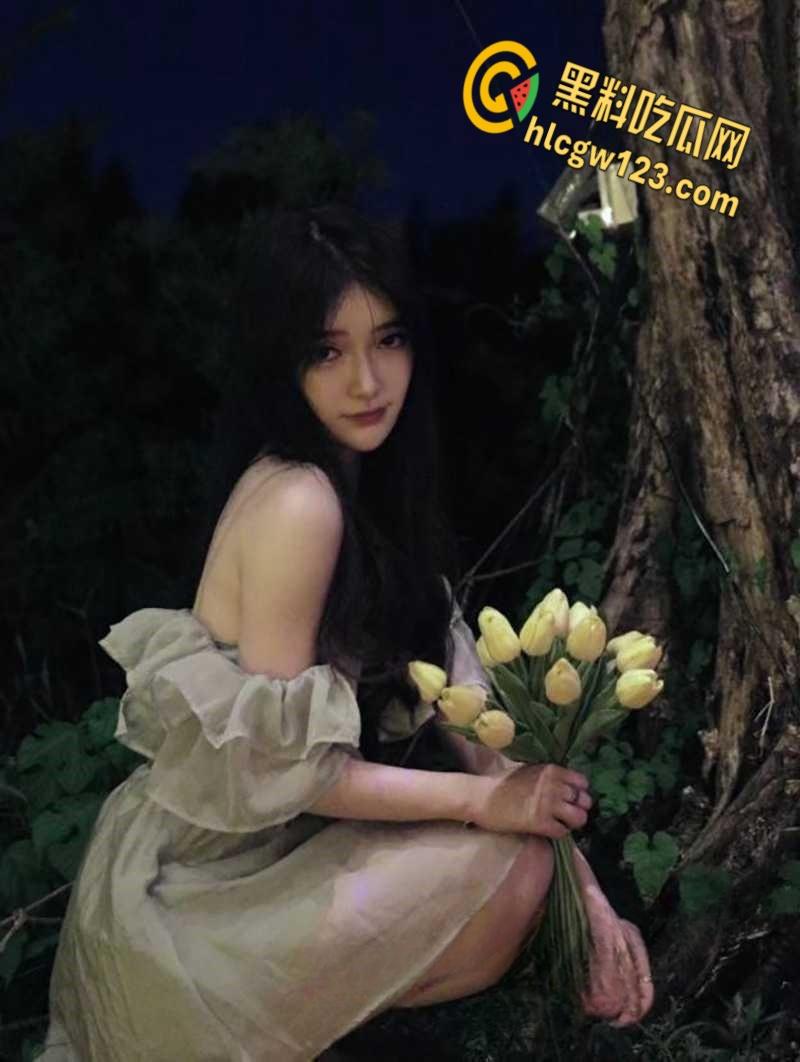 华中农业大学舞蹈生【曹晓菲】，黑丝红情趣装拴狗链，沙发后入呻吟太甜了 ！  第1张