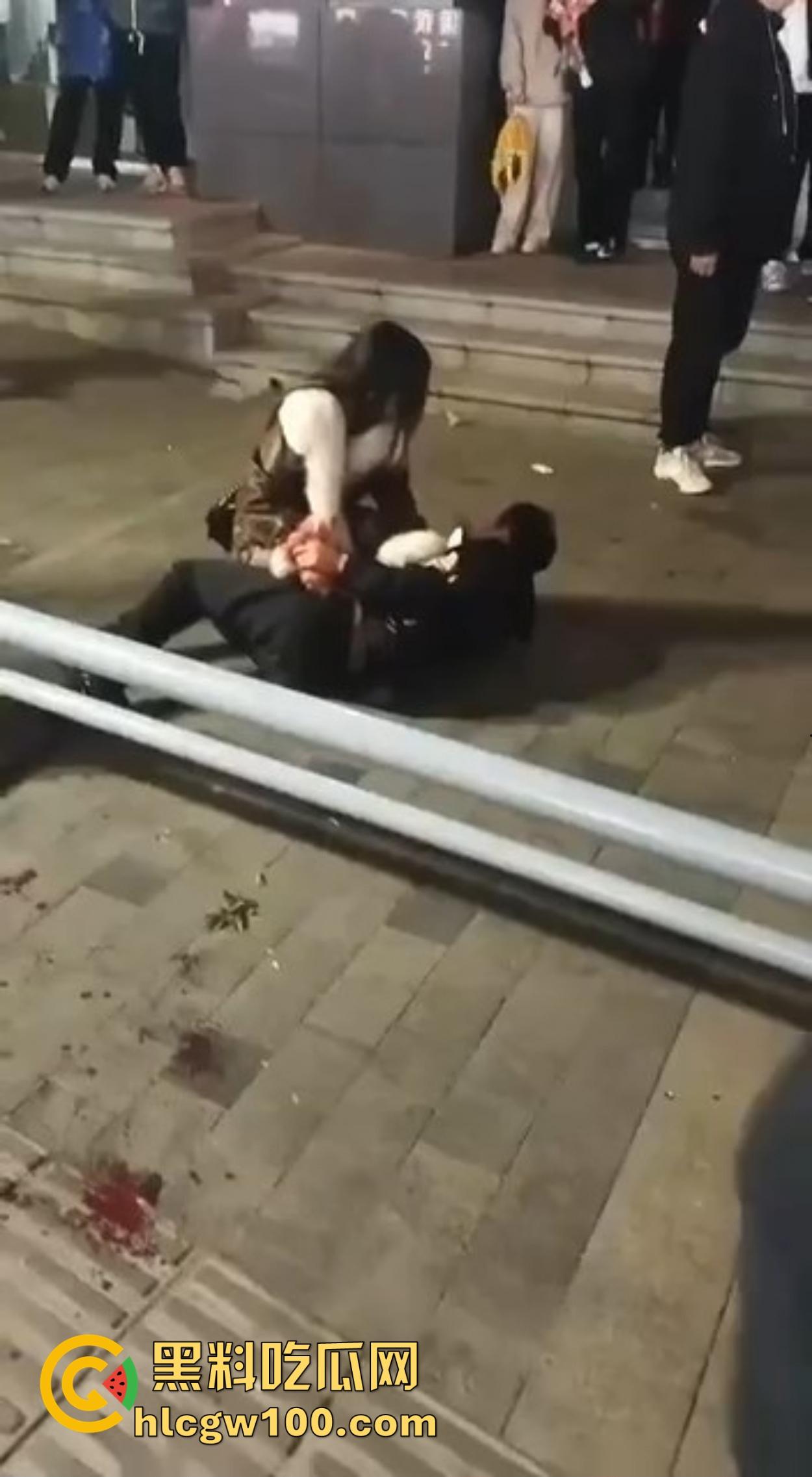 渭南吾悦广场上演新年第一刀 女子发现老公跨年聊骚 当街怒拿水果刀三刀见血 警察赶到直接按翻在地！  第2张