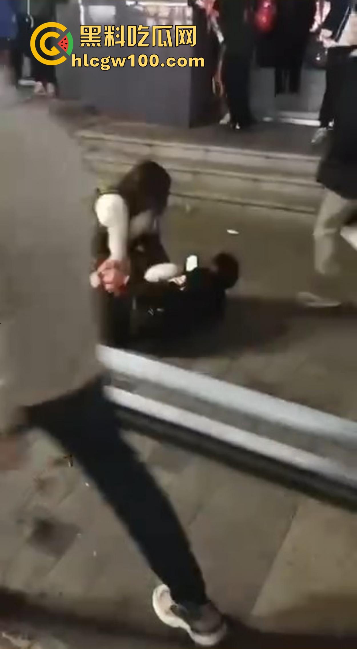 渭南吾悦广场上演新年第一刀 女子发现老公跨年聊骚 当街怒拿水果刀三刀见血 警察赶到直接按翻在地！  第3张